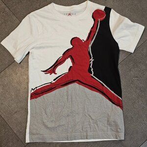 Jordan Size M 10-12  Boys white Black/Red Short Sleeve Graphic T-Shirt EUC